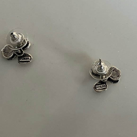 Gorgeous silver Fossil earrings.  These are a lovely pair of earrings earrings.. - Picture 10 of 11